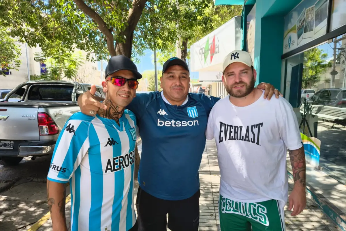 Los dos Molina son los de la izquierda y están junto a su amigo Pablo que viajó con ellos. 