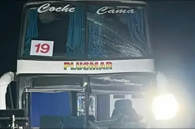 Susto en la previa de la final del Clausura 2025: chocaron tres micros de hinchas de Estudiantes y Verón apuntó contra la sede