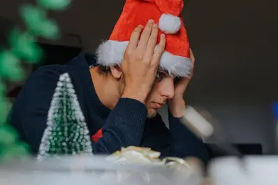 Por qué algunas personas sienten tristeza y soledad en Navidad, según los especialistas en salud mental