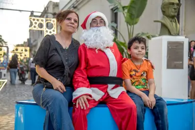 Papá Noel ya recibe a las familias en el Paseo Navideño de San Miguel de Tucumán