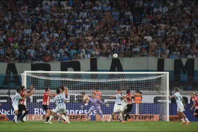 EN VIVO: Con goles de “Maravilla” Martínez y Guido Carrillo, Racing y Estudiantes empatan y definen el Clausura 2025 en el alargue