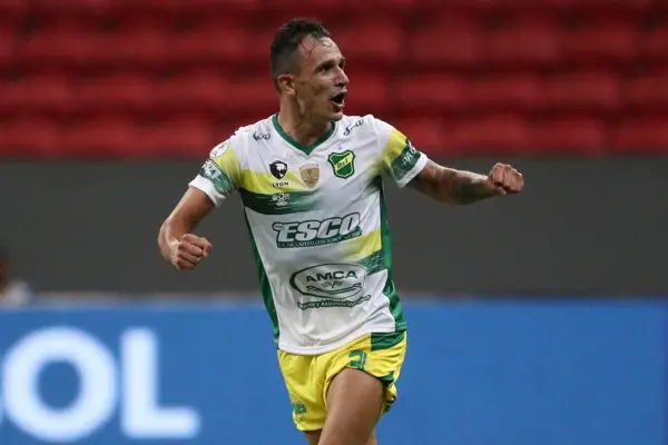 San Martín activa la reconstrucción: Cholo Benítez al caer, Tucu Salazar en la mira y el conflicto de García con la FIFA