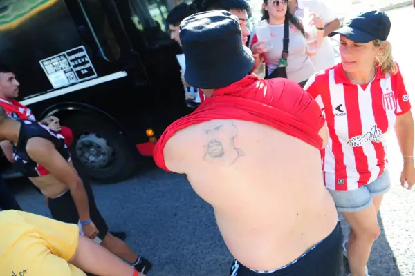 A muerte con la Bruja: el hincha de Estudiantes que llegó en micro y bancó la postura del Pincha frente a la AFA