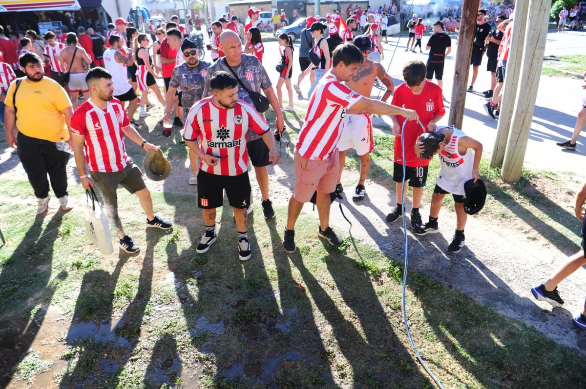 A muerte con la Bruja: el hincha de Estudiantes que llegó en micro y bancó la postura del Pincha frente a la AFA
