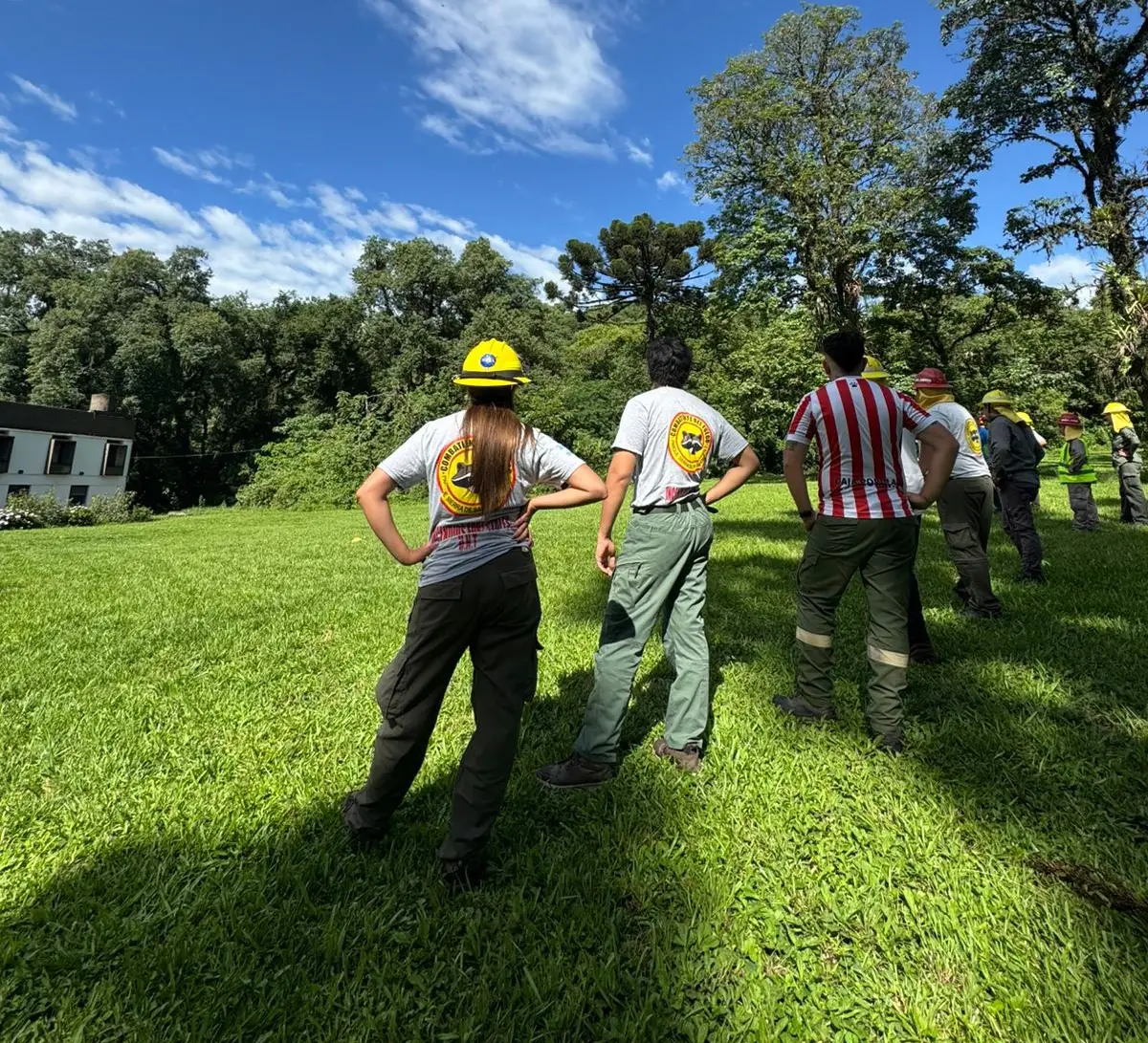 EN CAMPO. El personal se capacitó tanto en aulas como en el ambiente donde pueden darse los focos ígneos.