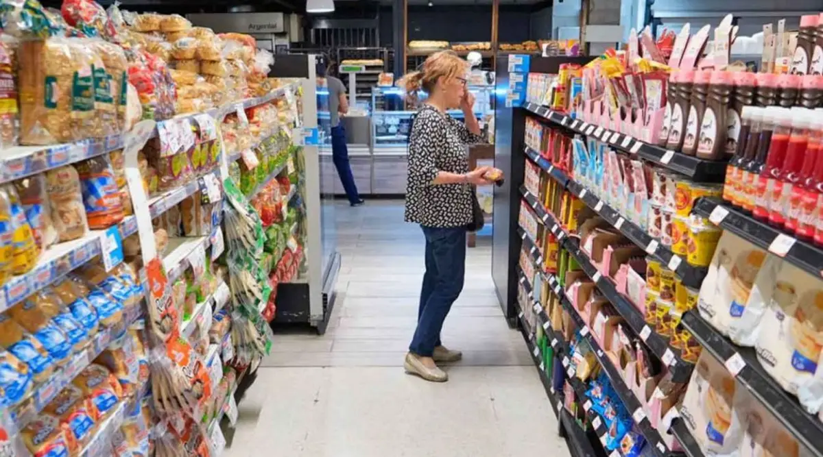 HÁBITOS DE CONSUMO. Los tucumanos reflotaron una vieja estrategia: mirar, comprar y luego tomar la decisión de compra en el supermercado.