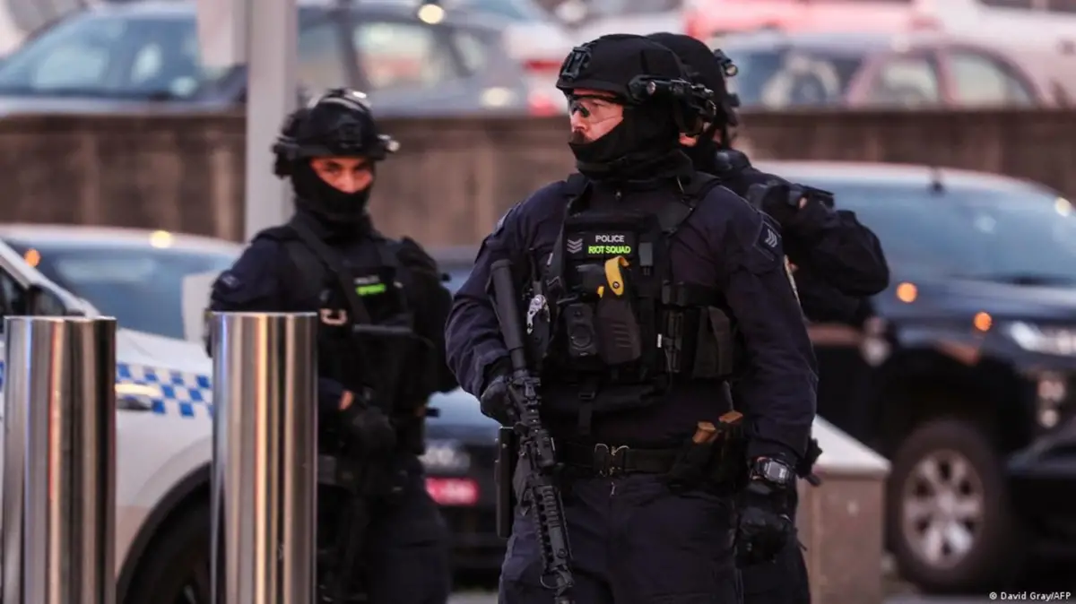 Agentes de las fuerzas de seguridad, desplegados en la playa de Bondi.