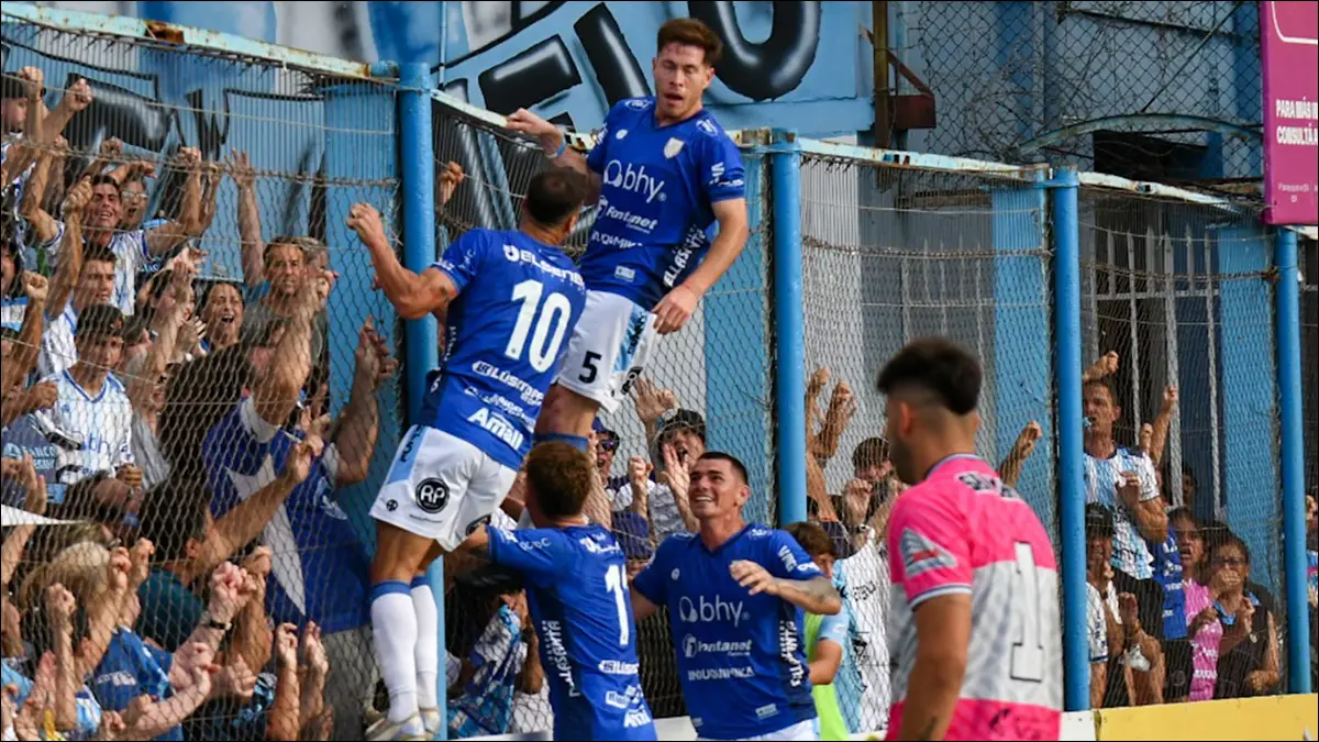 ASCENSO. Atlético de Rafaela celebró en un Nuevo Monumental colmado el triunfo 1-0 ante San Martín de Formosa, que le permitió cerrar la serie 2-0 y regresar a la Primera Nacional después de un año en el Federal A.