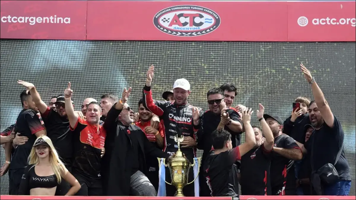 CAMPEÓN. Agustín Canapino celebra en el autódromo Roberto Mouras de La Plata la consagración en el TC Pick Up, que le permitió completar la triple corona tras un 2025 histórico en el automovilismo argentino.