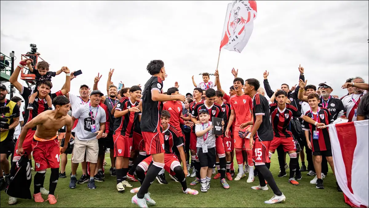 CAMPEONES. Los juveniles de River festejan el título de la Messi Cup tras vencer al Atlético de Madrid en la final disputada en Miami.