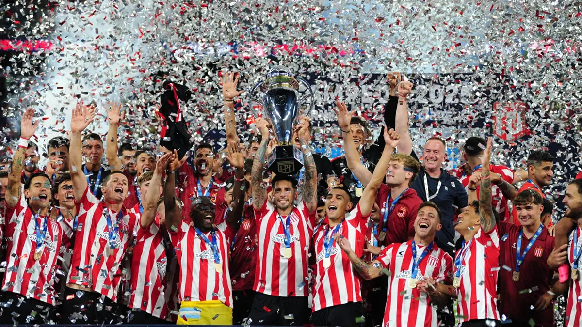 CONSAGRACIÓN. Estudiantes celebra el título del Torneo Clausura 2025 tras imponerse por penales, en una noche cargada de tensión, polémica y emoción en Santiago del Estero.