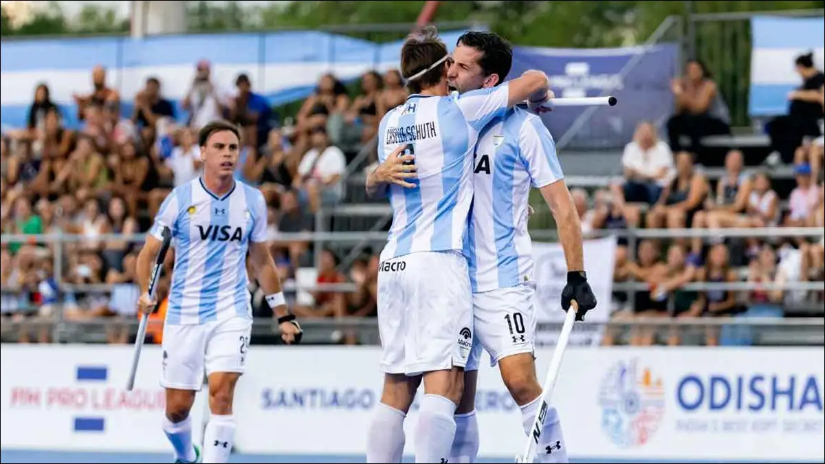 CONTUNDENTES. Los Leones celebran en Santiago del Estero la goleada ante Pakistán, que les permitió cerrar invictos la ventana y quedar como líderes de la Pro League.