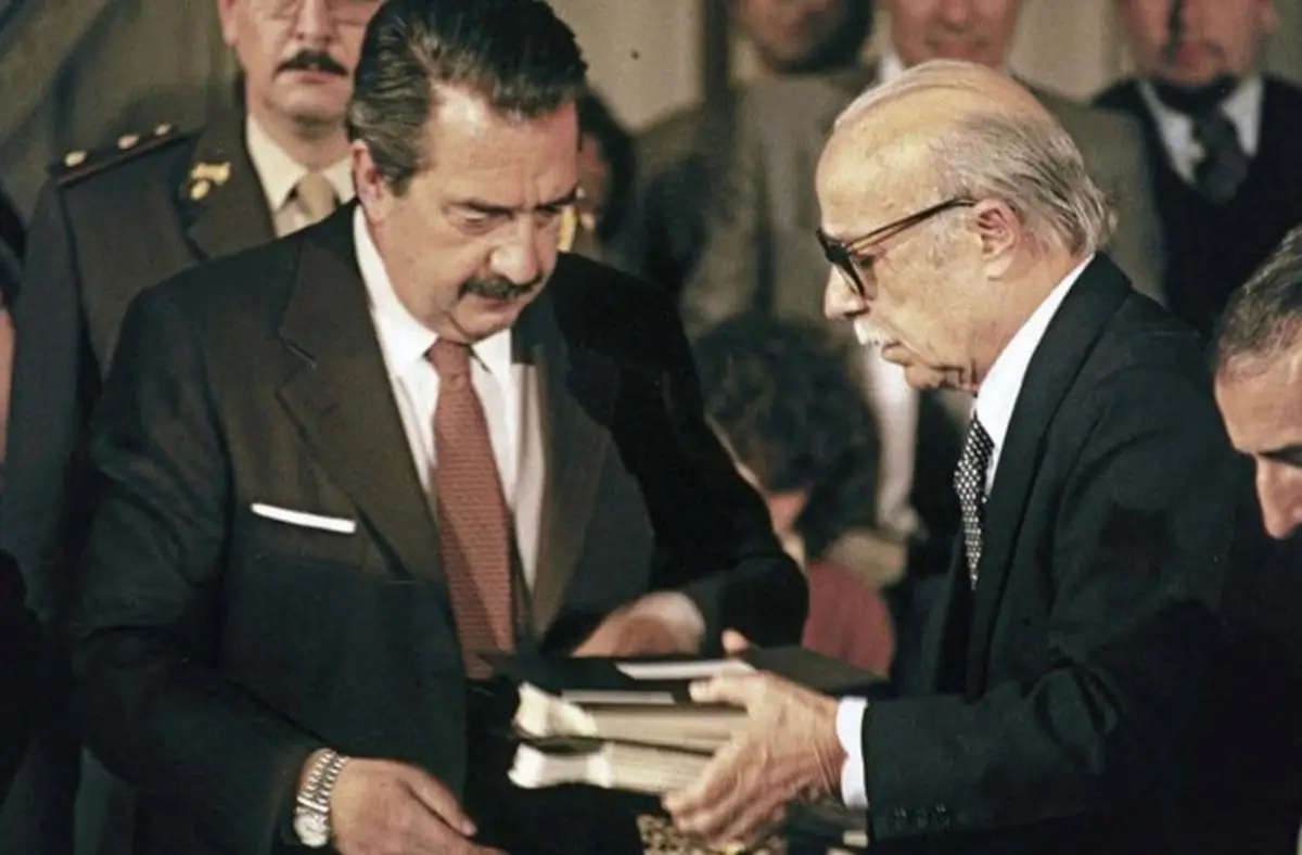 MOMENTO HISTÓRICO. El ex presidente Raúl Alfonsín recibe de Ernesto Sábato el informe Nunca más que elaboró la Conadep.