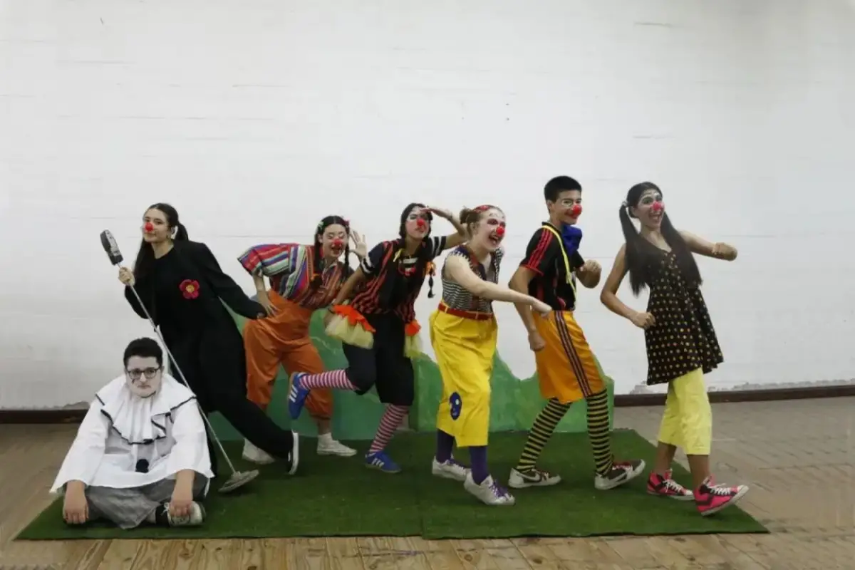 EN CLAVE CLOWN. El elenco adolescente que dirige Lilian Mirkin despedirá el año de estudios con la puesta en escena de “Mundo alegre”.
