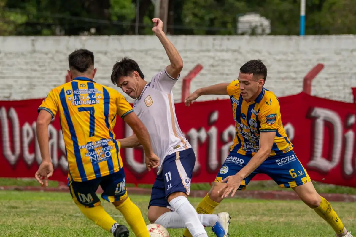 MARCA FÉRREA. Duguech intentó frenar a Martínez Llanos.