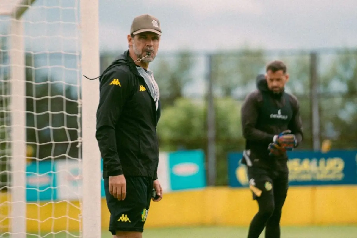 TODO LISTO. Andrés Yllana llegará este martes a la provincia para firmar el contrato y dirigir su primera práctica en el Santo.