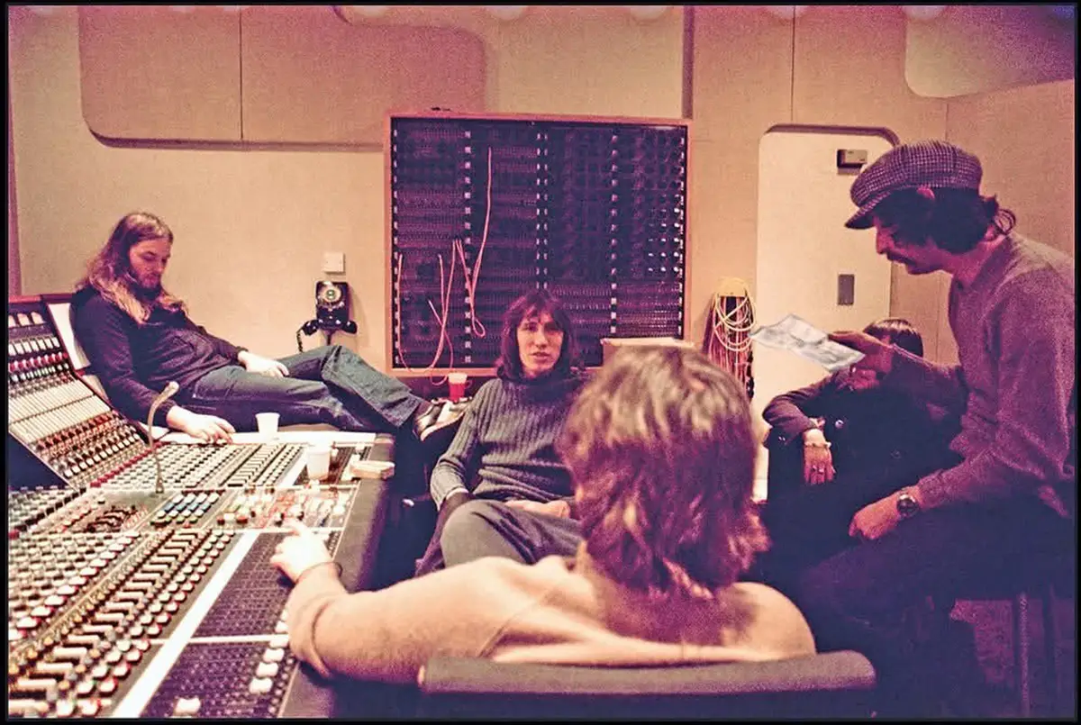 EN EL ESTUDIO. David Gilmour, Roger Waters, Rick Wright (de espalda) y Nick Mason. Pink Floyd todavía funcionaba como grupo, pero ya asomaba la grieta.