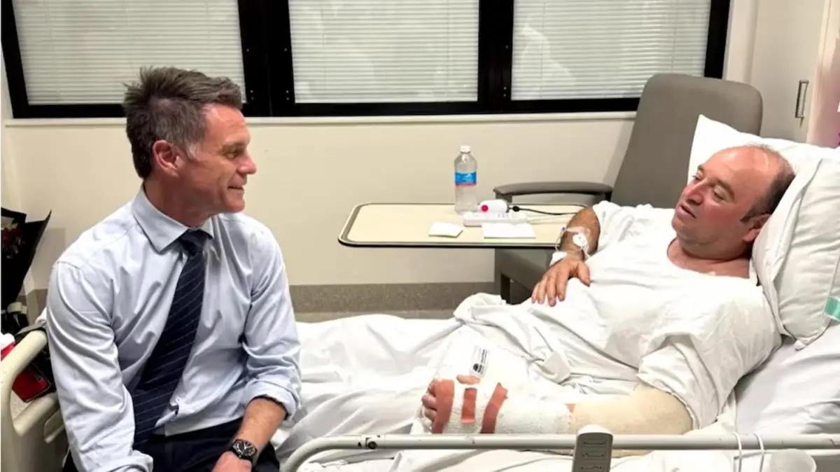 El premier de Nueva Gales del Sur, Chris Minns, visita a Ahmed al Ahmed.