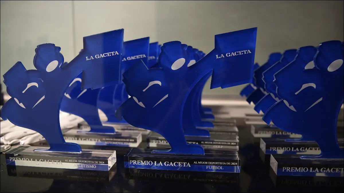 GALARDÓN. El premio mayor de la Fiesta del Deporte espera al atleta que será distinguido esta noche como el mejor deportista tucumano de 2025.