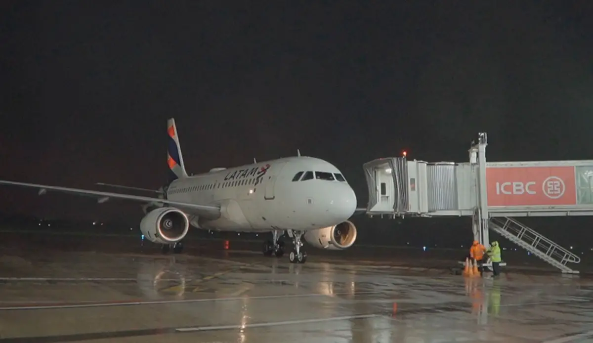 El avión de Latam, en el aeropuerto Benjamín Matienzo.