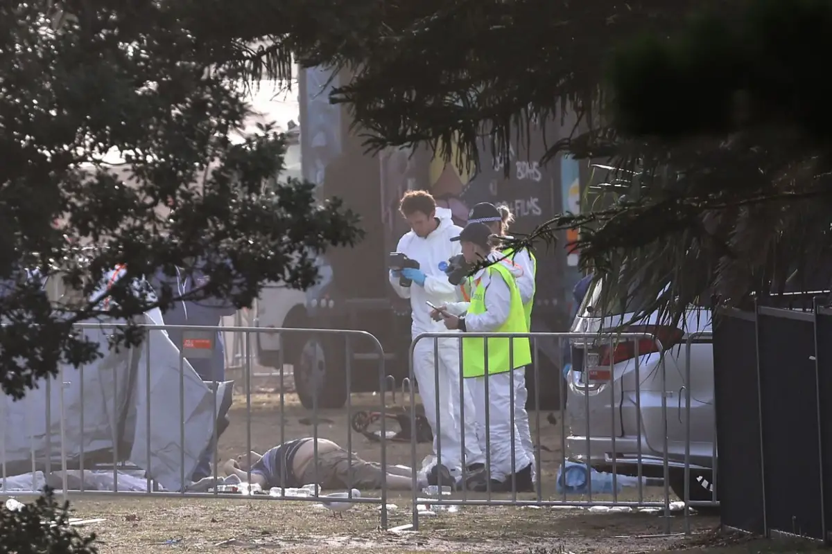 SECUELAS. Investigadores forenses relevaronn el sitio de la masacre.