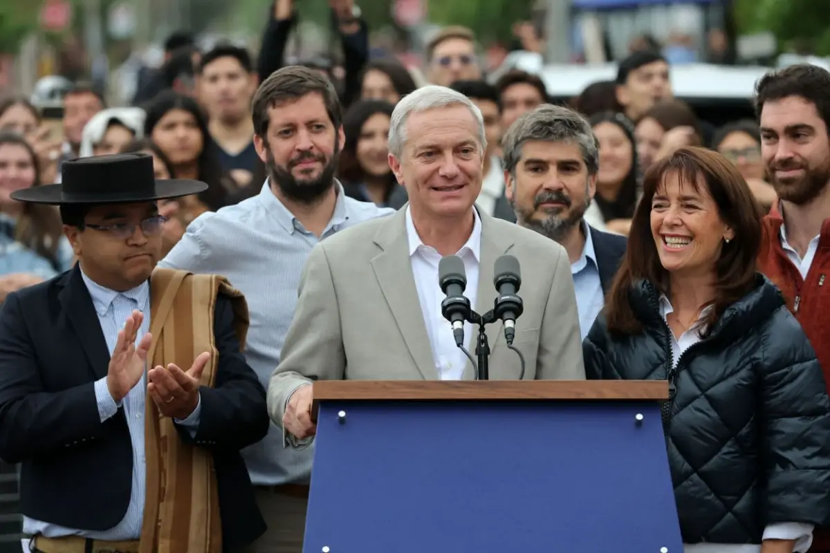 EN FAMILIA. Kast, junto a su esposa, Maria Pia Adriasola, dio una conferencia de prensa después de votar cerca de su casa, en el sur de Santiago.