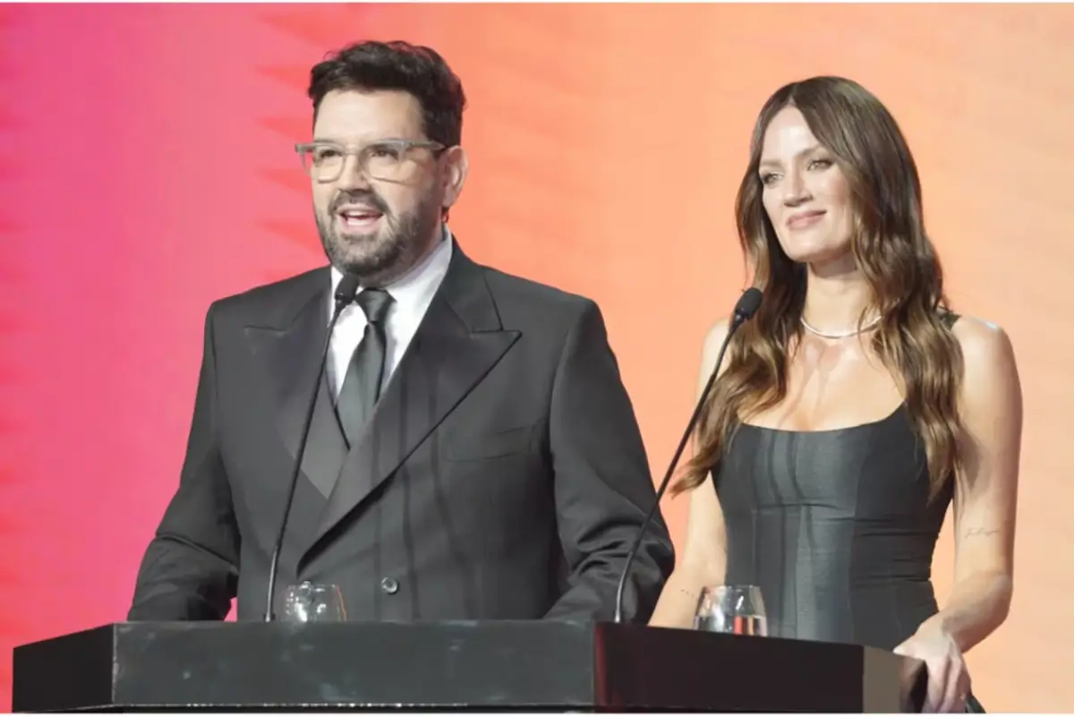 Damián Betular y Paula Chaves fueron los conductores del Martín Fierro del Streming.
