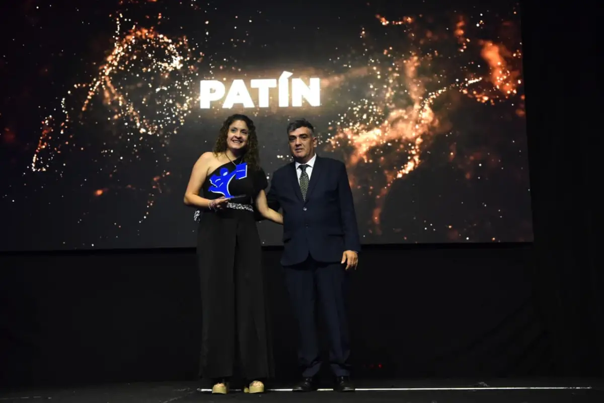 ORGULLO. Fátima Acevedo, mamá de Victoria, fue la encargada de recibir el Premio de Deportista de la Gente.