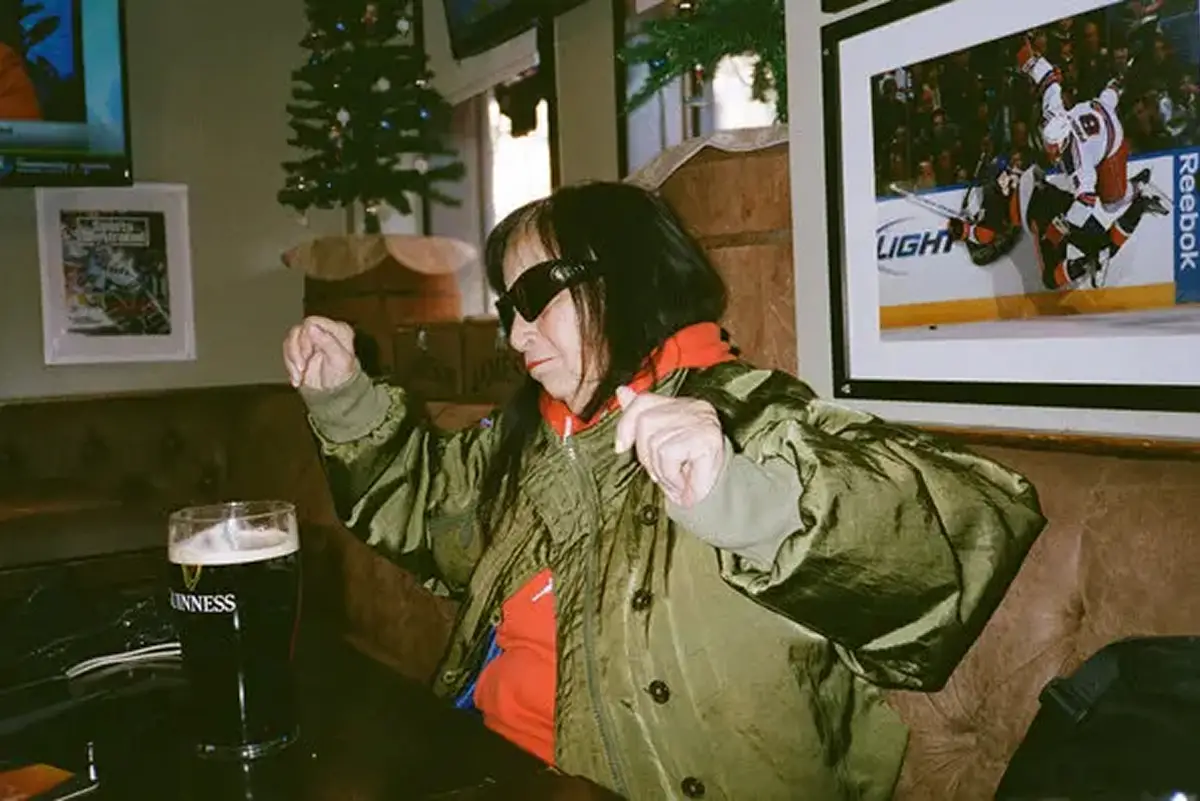 BABY BOOMER PERO GEN Z. De Studio 54 a TikTok: la historia de Judi Jupiter, la cronista urbana más inesperada de Nueva York. / NYT