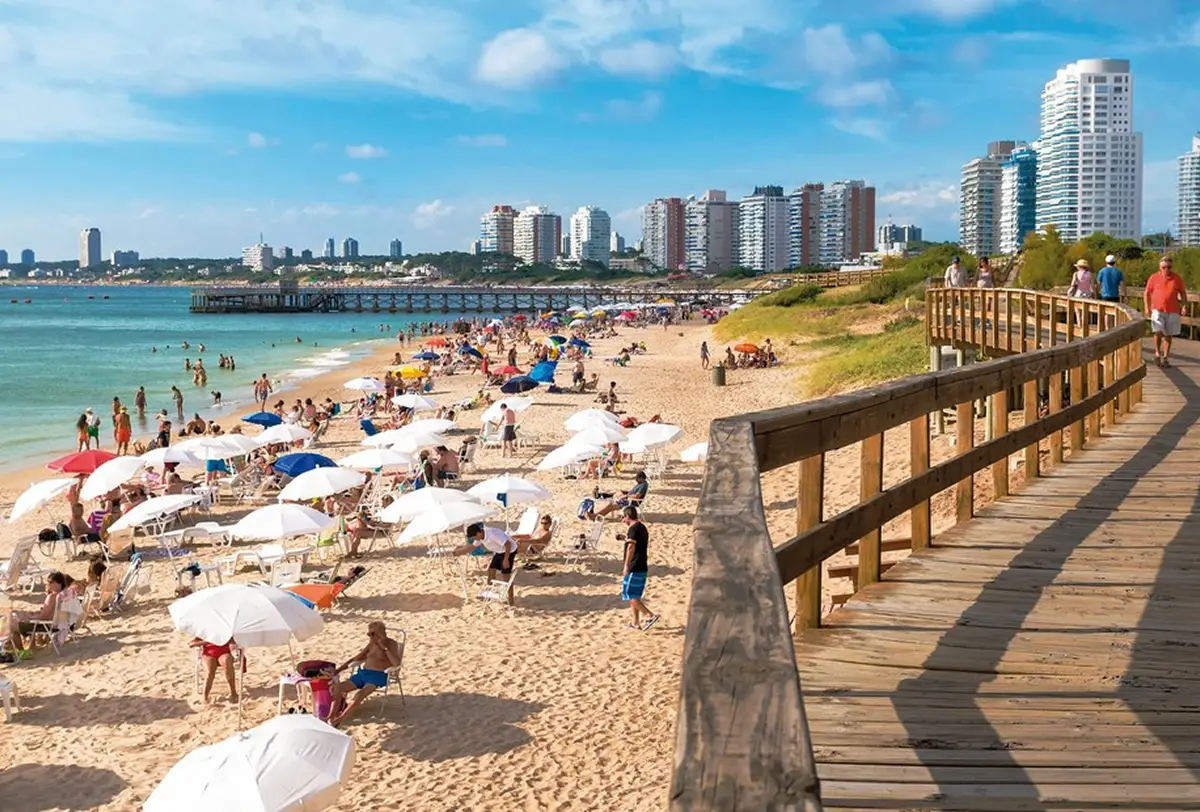 Los argentinos están a punto de partir rumbo a los principales destinos internacionales para veranear.