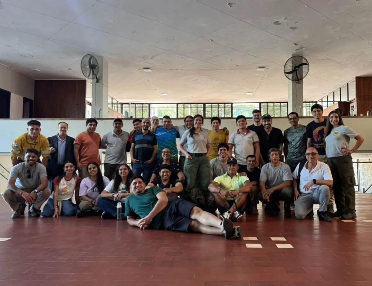 EQUIPO. Brigadistas y expositores, tras el curso sobre manejo del fuego.