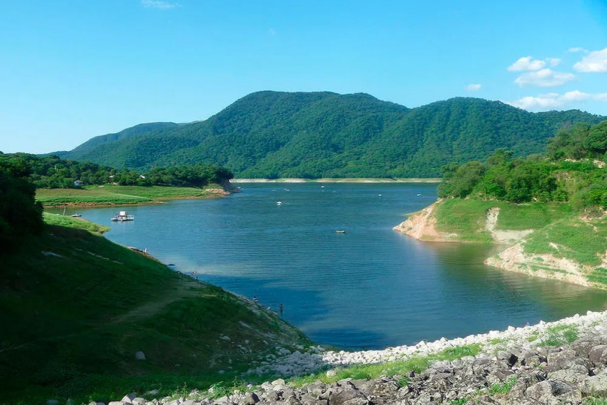 CLÁSICO. El dique El Cadillal sigue siendo uno de los puntos más visitados del verano: acceso gratuito, aire más fresco y espacios para pasar el día al aire libre. / BLOG ARGENTINA