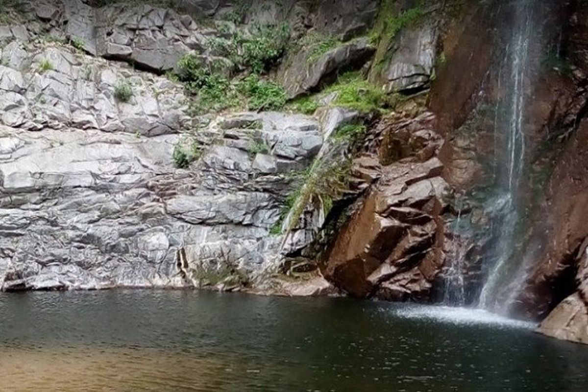NATURALEZA. La Cascada Los Pizarros, en el sur tucumano, es una de las joyas naturales de la provincia, con un salto de más de 80 metros y un piletón ideal para los días de calor. / SER VIAJERO