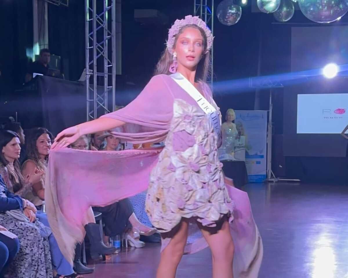 TRAJE TÍPICO. Boydo durante una de las pasadas. Lleva un traje inspirado en los lapachos tucumanos.