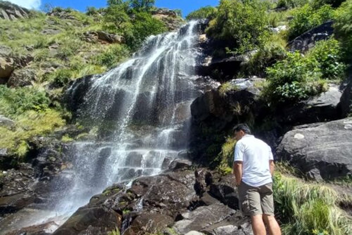 TREKKING. La cascada de Los Alisos, dentro del Parque Nacional Campo de Los Alisos, es una de las opciones elegidas para combinar caminata y contacto con la naturaleza. / WIKILOC
