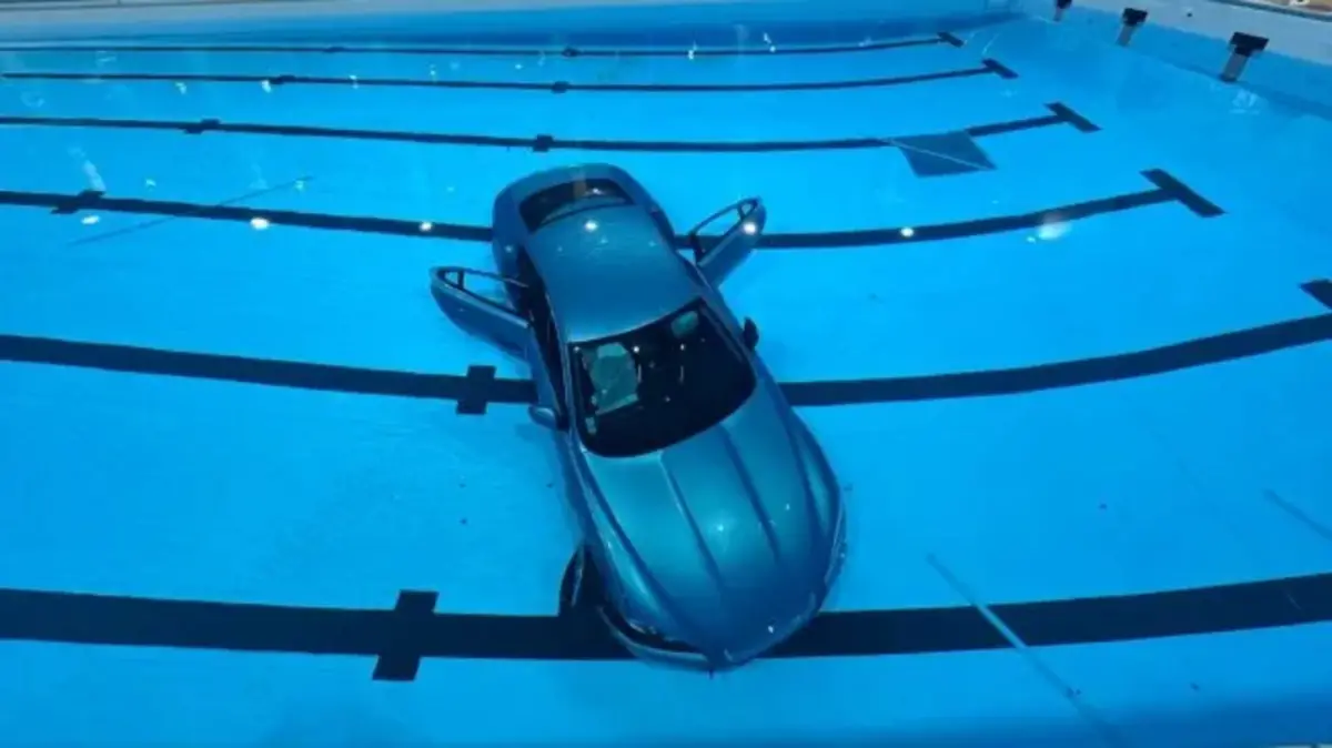 Una mujer perdió el control de su auto en Francia y terminó con su hija en el fondo de una pileta