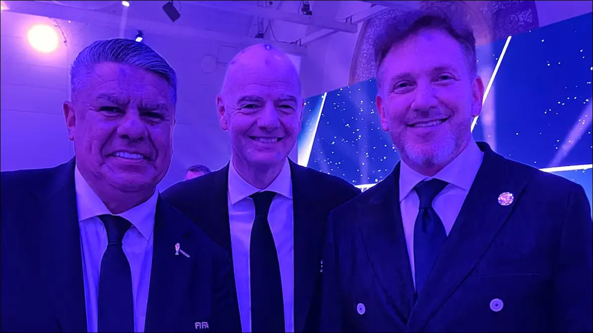 CUMBRE. Claudio “Chiqui” Tapia posó junto a Gianni Infantino y Alejandro Domínguez durante la reunión de la Comisión de Reglas de Juego de la FIFA, realizada en Doha, Qatar.