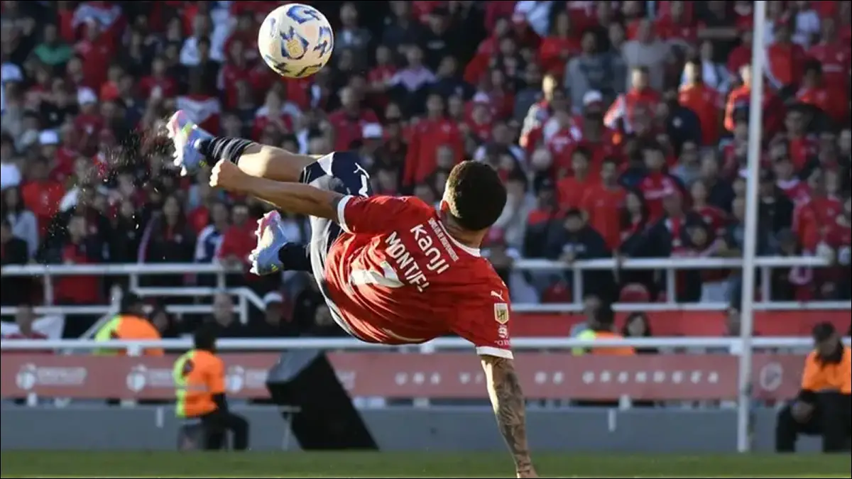 PREMIO INTERNACIONAL. Santiago Montiel recibió el Puskás por su gol con Independiente.