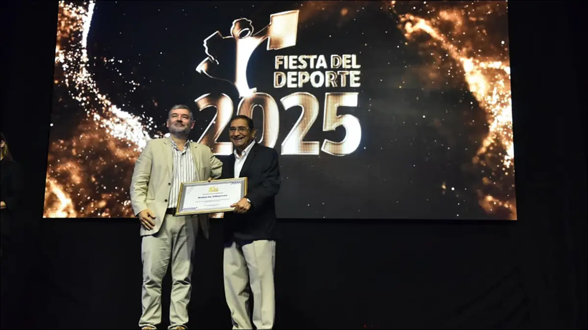 RECONOCIMIENTO. Roberto Albornoz recibe el Premio a la Trayectoria de manos de Guillermo Monti, prosecretario de Redacción de LA GACETA, durante la Fiesta del Deporte 2025.
