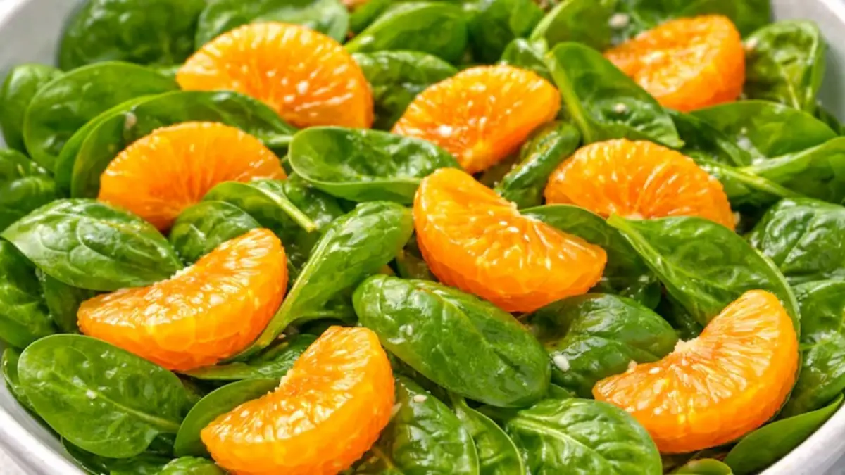 Por qué recomiendan mezclar espinaca con mandarina y cuáles son sus beneficios nutricionales