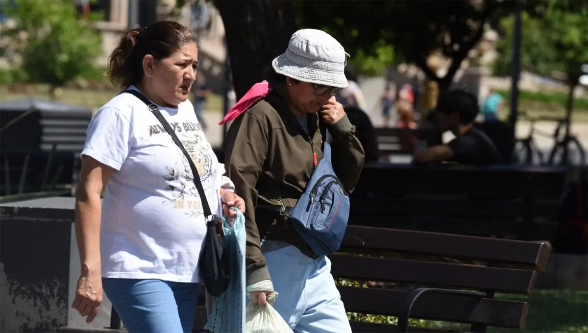 CUIDADOS. Los gorros y sombreros serán elemenatos indispensables para evitar el calor esta semana en Tucumán.