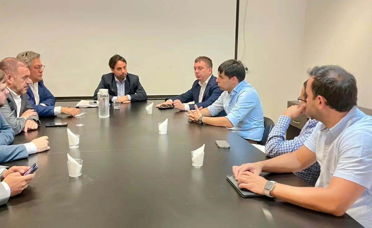 GESTIÓN. Dirigentes de San Martín y Atlético, junto a autoridades provinciales, dialogan en una mesa de trabajo.