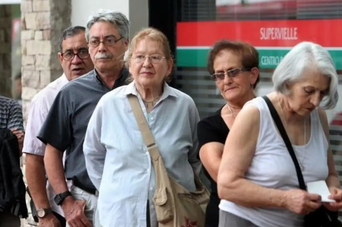 Después del mes del aguinaldo, llegará un aumento mínimo para jubilados y pensionados de Anses.