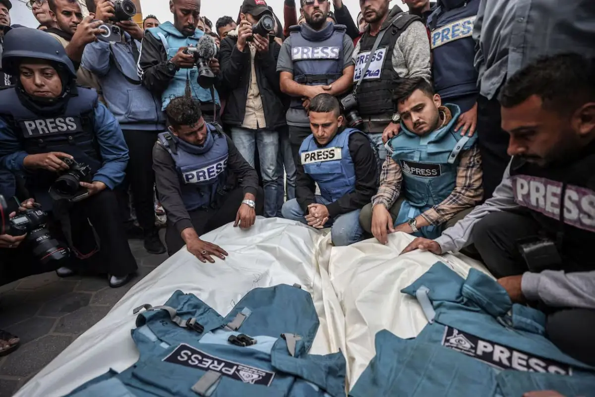MUERTE EN GAZA. Allegados a los periodistas palestinos Hasona Saliem y Sari Mansour, en la ceremonia fúnebre en Deir al-Balah.