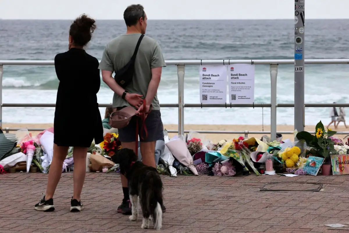 DOLOR. Flores en Bondi Pavilion para honrar a las víctimas del tiroteo.