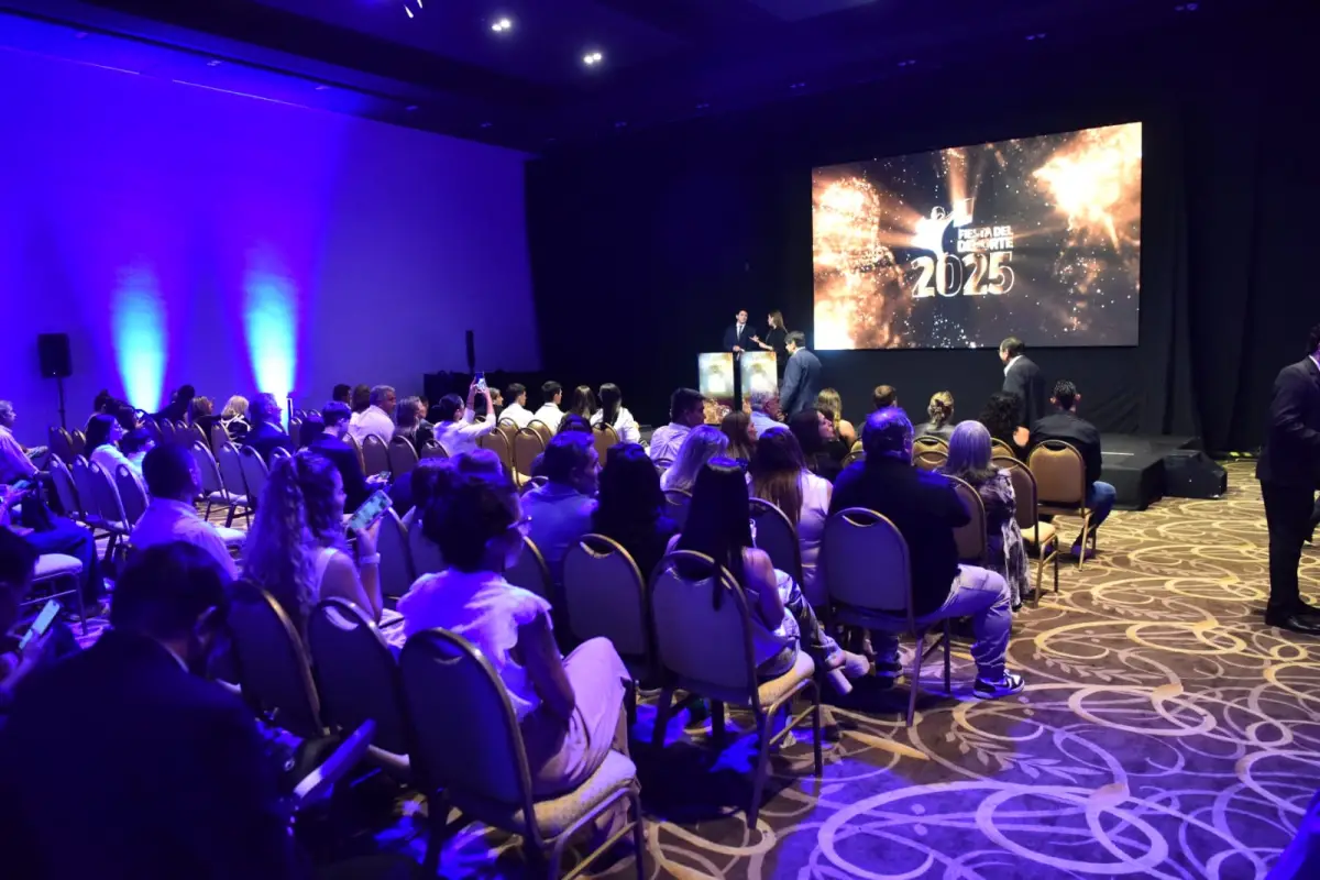 ATENTOS. Los presentes en la gala estuvieron atentos a cada momento y a los detalles de los conductores Carolina Servetto y Bruno Farano.