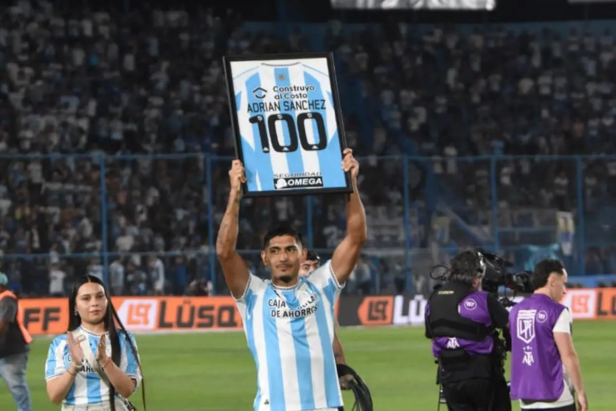 EXPERIENCIA. En septiembre, Adrián Sánchez alcanzó los 100 partidos con la camiseta del “Decano”. Hoy, ante la salida de referentes históricos, el volante está llamado a convertirse en uno de los nuevos pilares del equipo.