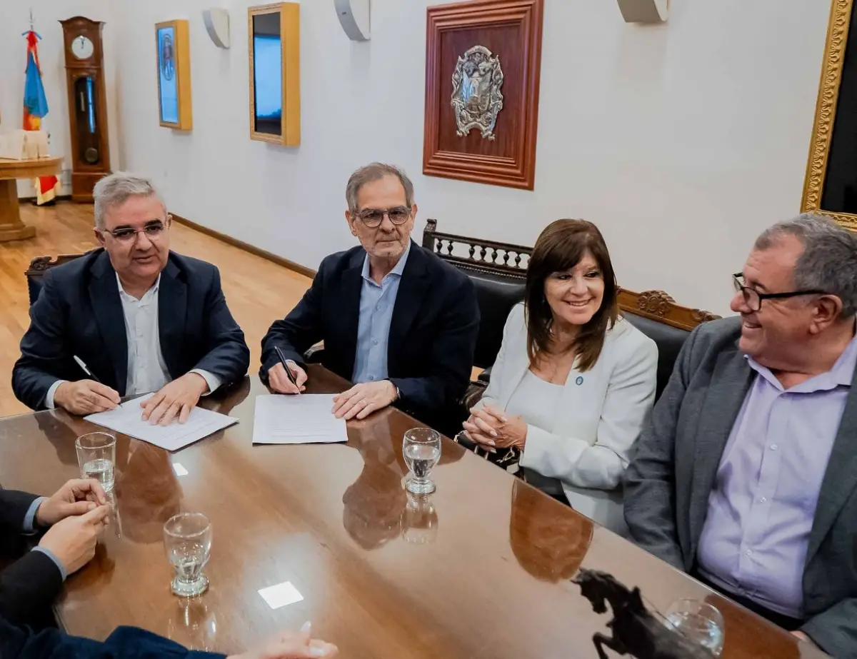 LA FIRMA. Raúl Jalil y Sergio Pagani al rubricar el acuerdo complementario.