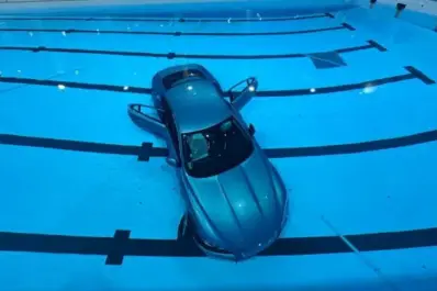 Una mujer perdió el control de su auto en Francia y terminó con su hija en el fondo de una pileta