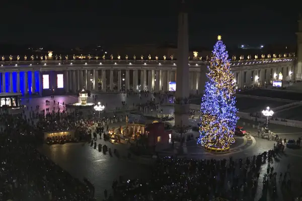 Así fue la inauguración del mega pesebre y el árbol de Navidad gigante del Vaticano
